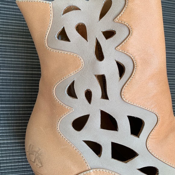 *gently used* John Fluevog Miracles Bethsaida boots (size 9.5, fits like 8-8.5) - Picture 4 of 14